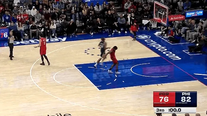 博鱼电竞官网-格兰特单节6中4得到11分，开拓者三节76-82落后76人